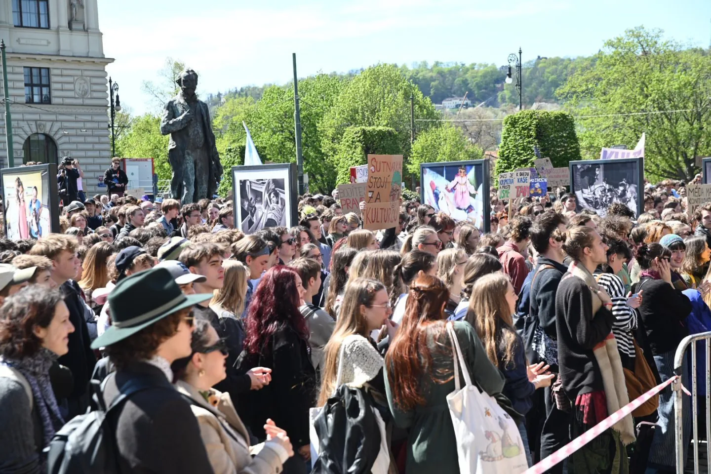Média nedáme. Studenti vyrazili protestovat před ministerstvo kultury