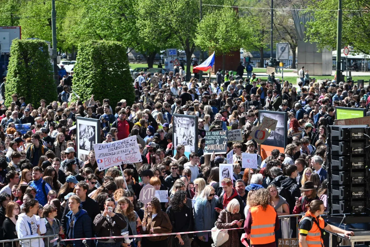 Média nedáme. Studenti vyrazili protestovat před ministerstvo kultury