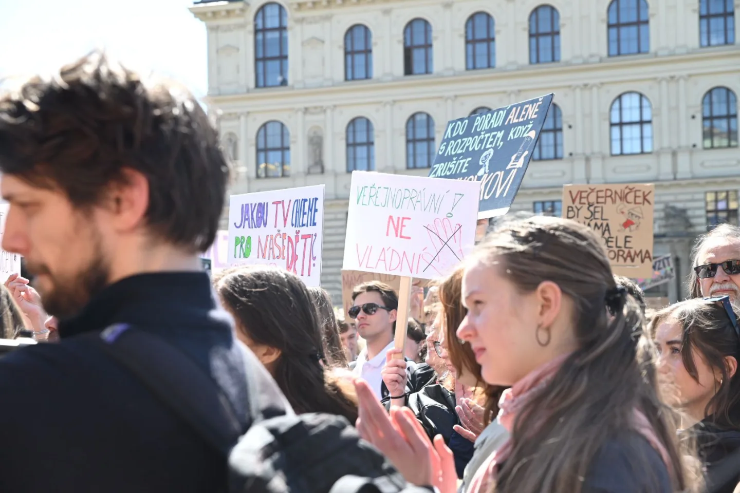 Média nedáme. Studenti vyrazili protestovat před ministerstvo kultury