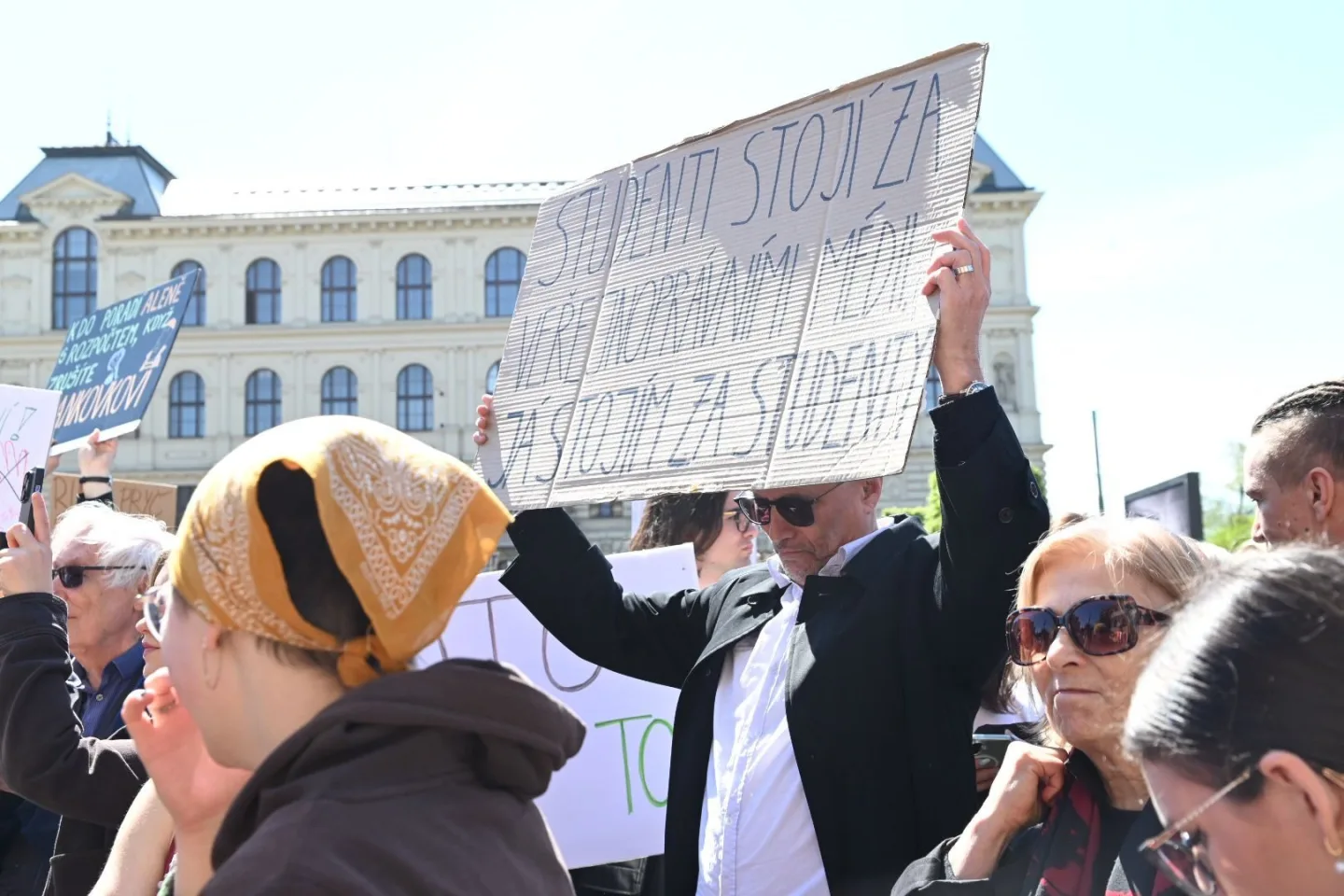 Média nedáme. Studenti vyrazili protestovat před ministerstvo kultury