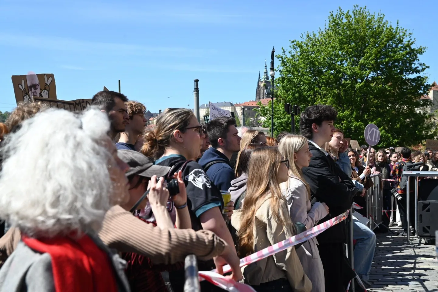 Média nedáme. Studenti vyrazili protestovat před ministerstvo kultury