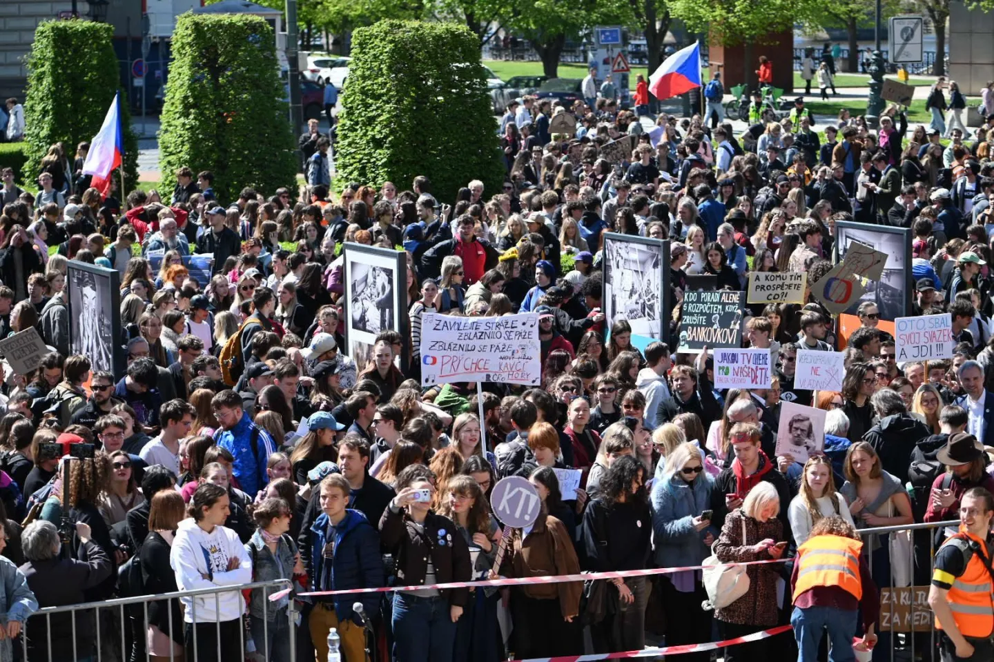 Média nedáme. Studenti vyrazili protestovat před ministerstvo kultury