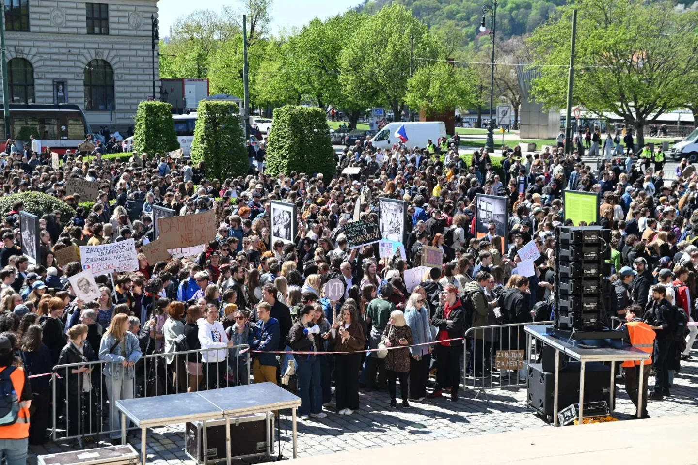 Média nedáme. Studenti vyrazili protestovat před ministerstvo kultury