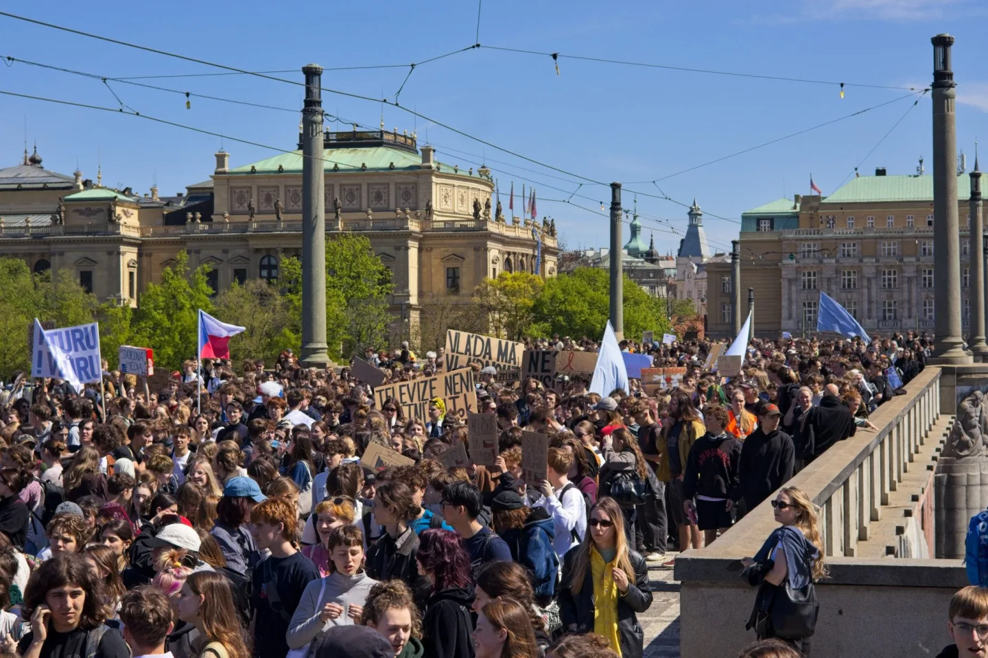 OBRAZEM: Nespokojení studenti, Hřib proti Ševčíkovi. Akce na podporu médií přilákala stovky lidí