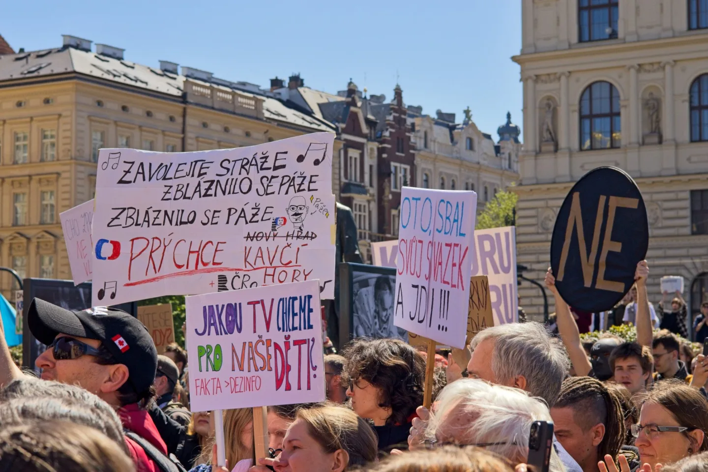 OBRAZEM: Nespokojení studenti, Hřib proti Ševčíkovi. Akce na podporu médií přilákala stovky lidí