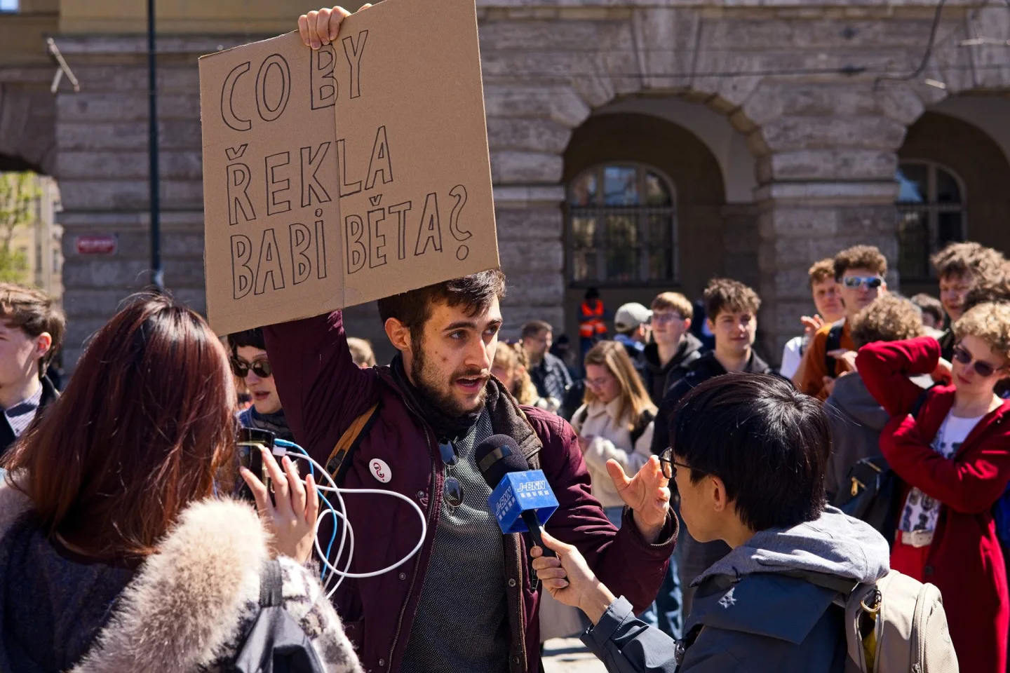 OBRAZEM: Nespokojení studenti, Hřib proti Ševčíkovi. Akce na podporu médií přilákala stovky lidí
