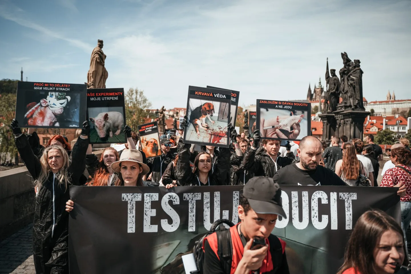 Aktivisté v centru Prahy demonstrovali za ukončení testování na zvířatech