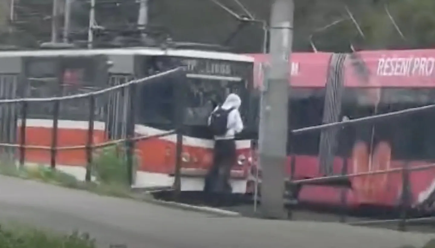 Mladík chtěl udělat dojem na kamarády.