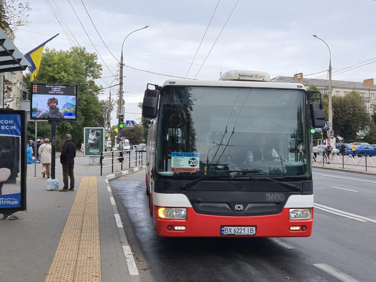 Na Ukrajinu míří osm pražských autobusů, převážet budou obyvatele nebo materiál