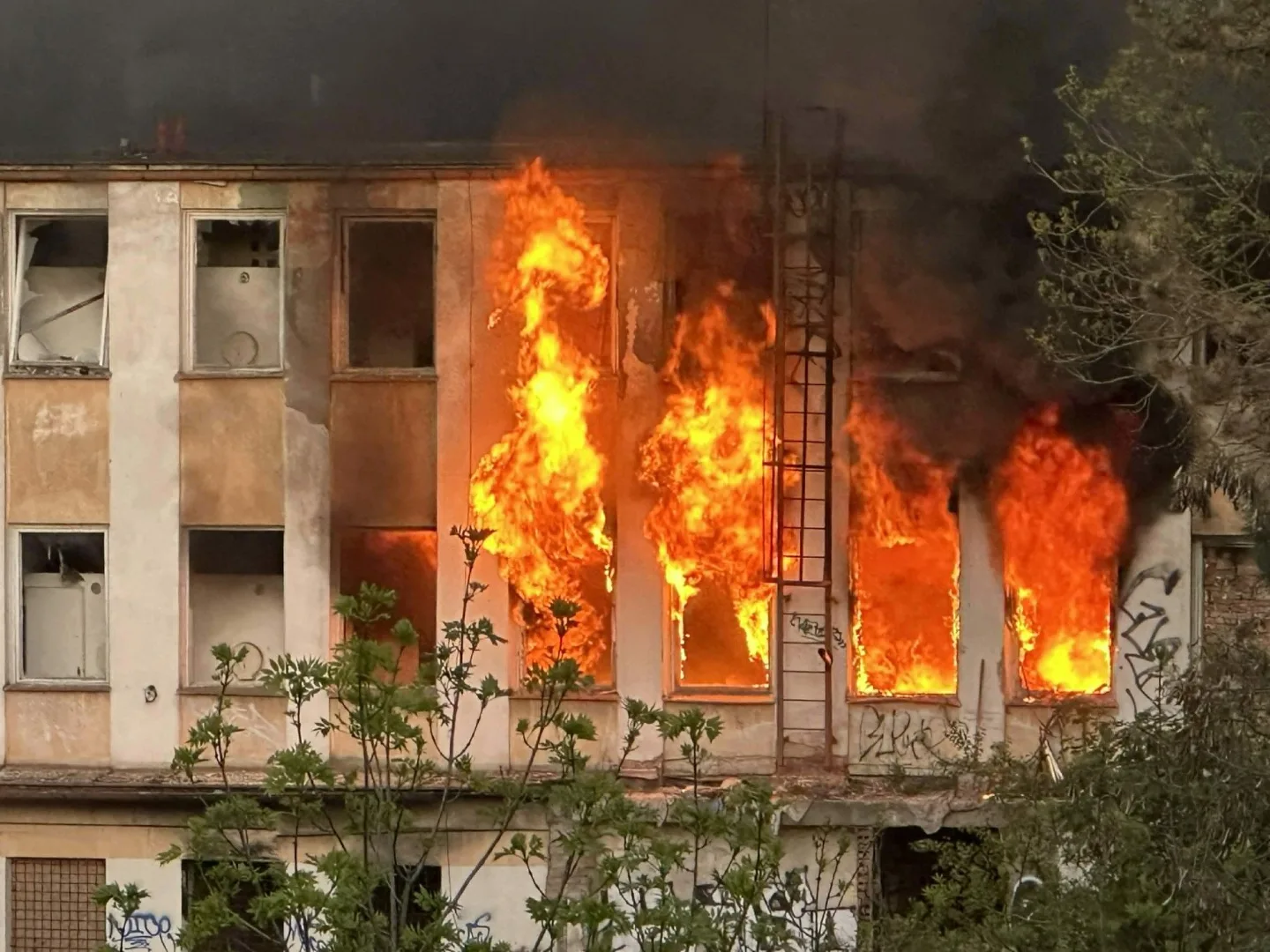FOTO: Na Žižkově hořel squat. Hasiči z vybydlené budovy zachránili pět lidí