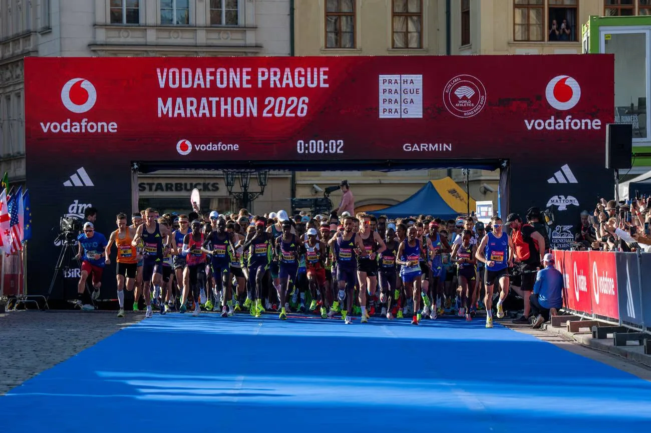 Pražští záchranáři ošetřili desítky běžců. Dva účastníci maratonu museli na ARO