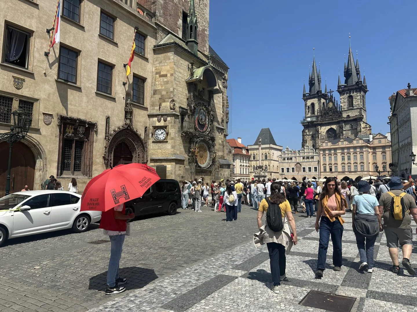 Opravdový konec deštníkářů v centru Prahy? Radní kvůli nim změnili tržní řád