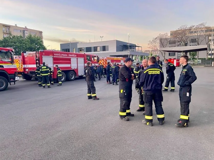 S požárem v Českém Švýcarsku bojují i hasiči z Prahy. Většina je z dobrovolných jednotek