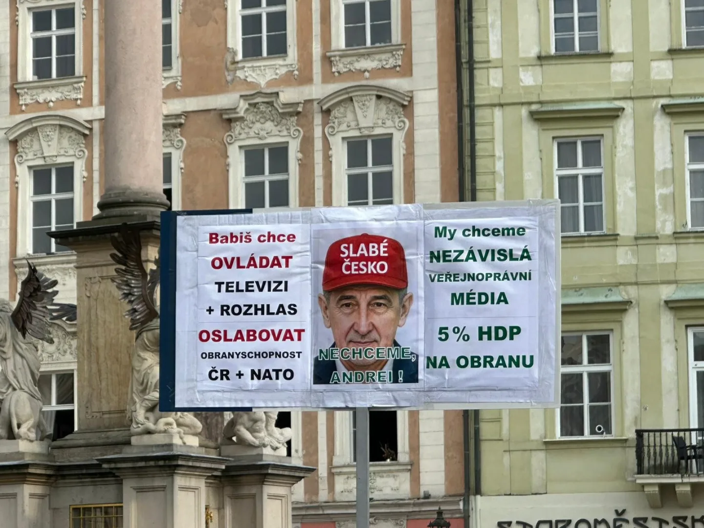 FOTO,VIDEO: Ruce pryč od médií. Za jejich nezávislost demonstrují bubeníci i rytíři