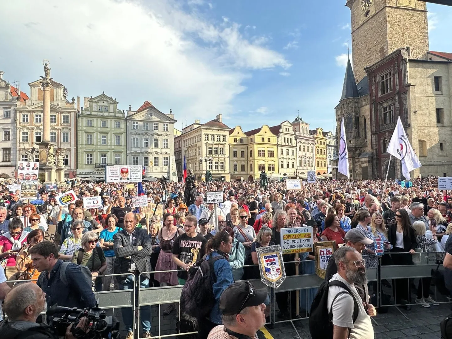 FOTO,VIDEO: Ruce pryč od médií. Za jejich nezávislost demonstrují bubeníci i rytíři