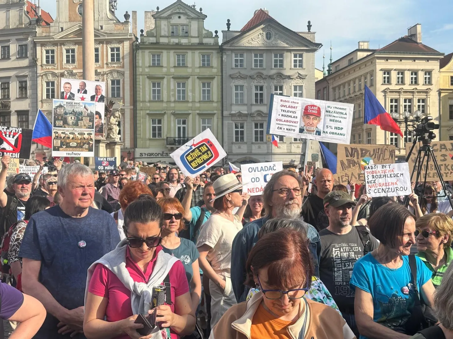 FOTO,VIDEO: Ruce pryč od médií. Za jejich nezávislost demonstrují bubeníci i rytíři