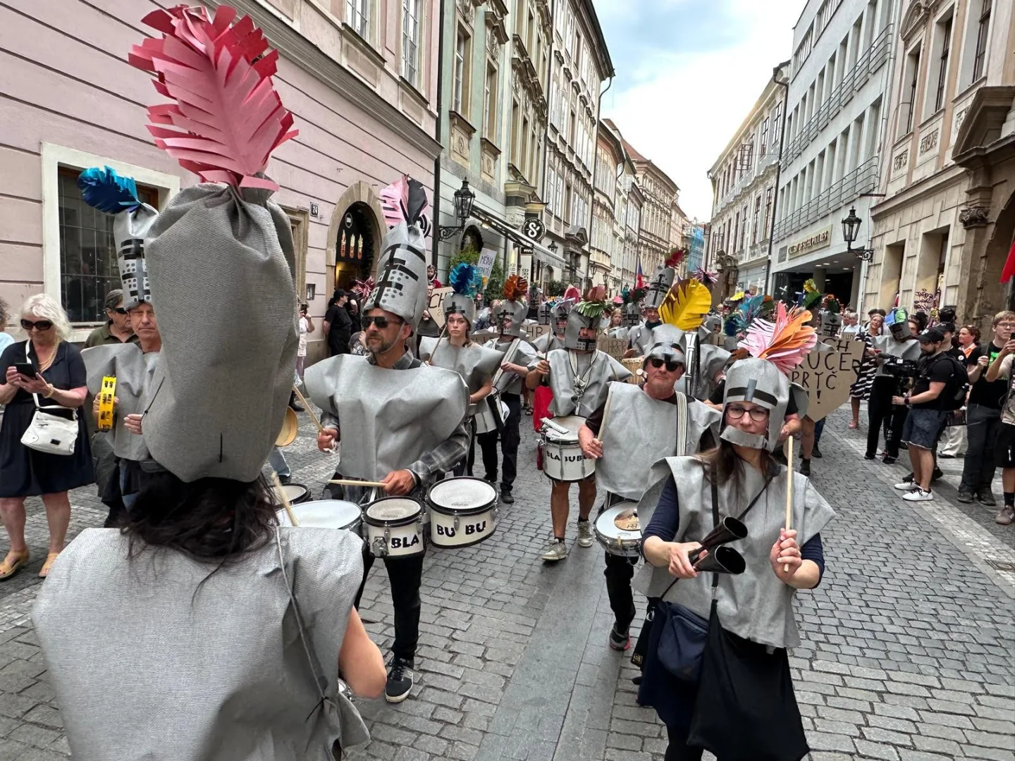 FOTO,VIDEO: Ruce pryč od médií. Za jejich nezávislost demonstrují bubeníci i rytíři