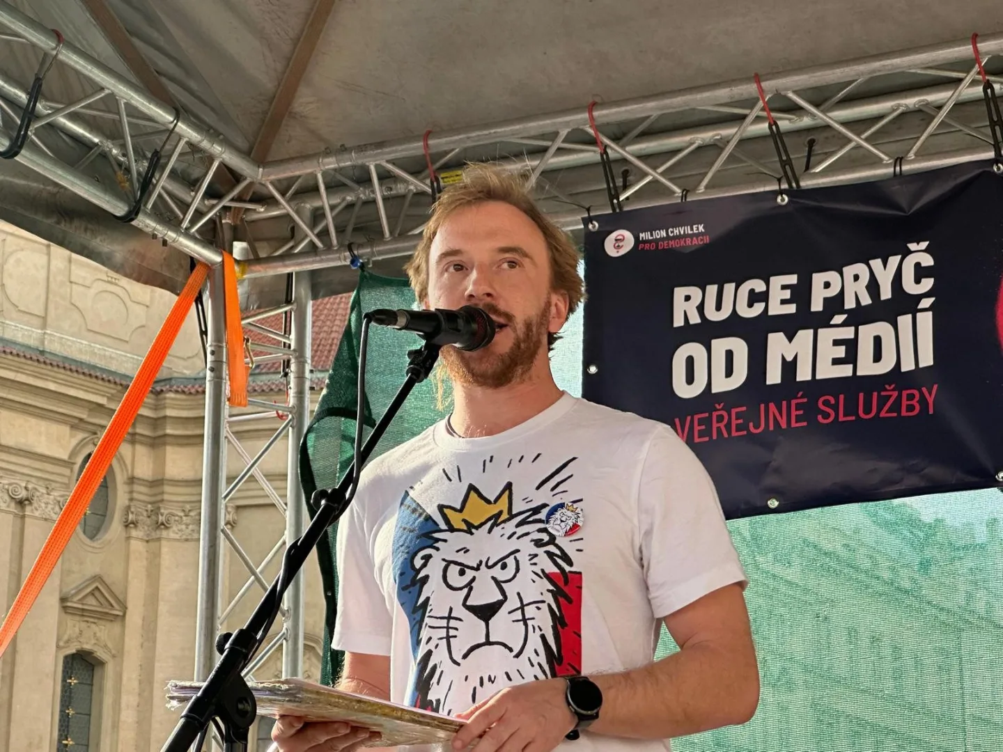 FOTO,VIDEO: Ruce pryč od médií. Za jejich nezávislost demonstrují bubeníci i rytíři