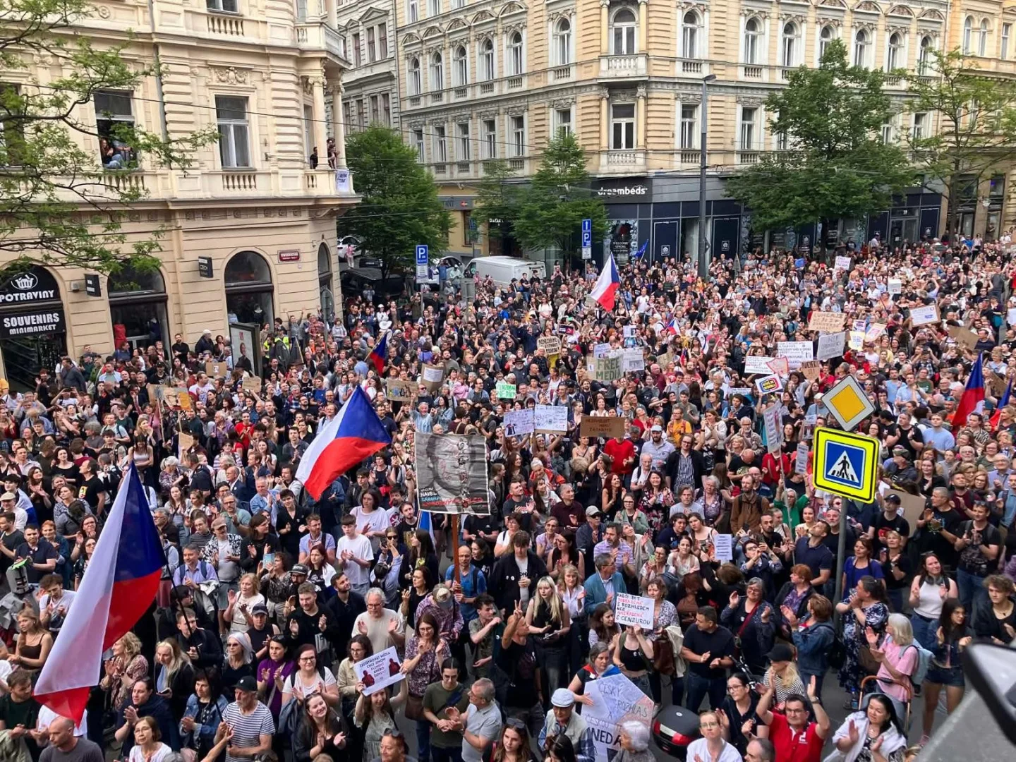 FOTO,VIDEO: Ruce pryč od médií. Za jejich nezávislost demonstrují bubeníci i rytíři