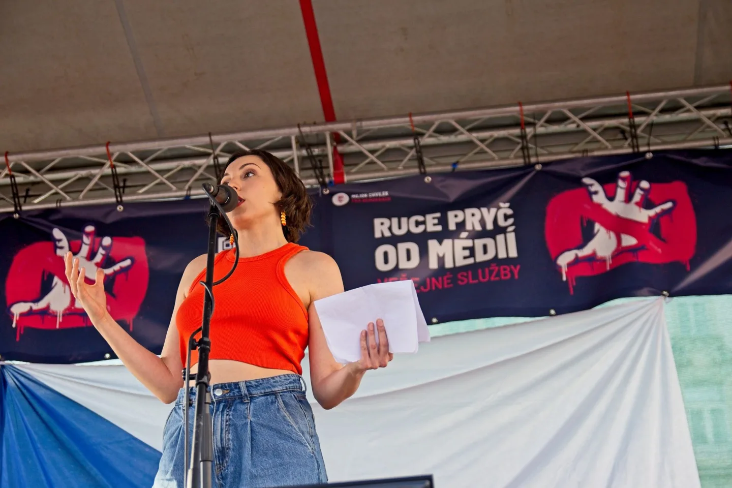OBRAZEM: Český rozhlas nedáme. Na podporu médií vyšly do ulic Prahy tisíce lidí