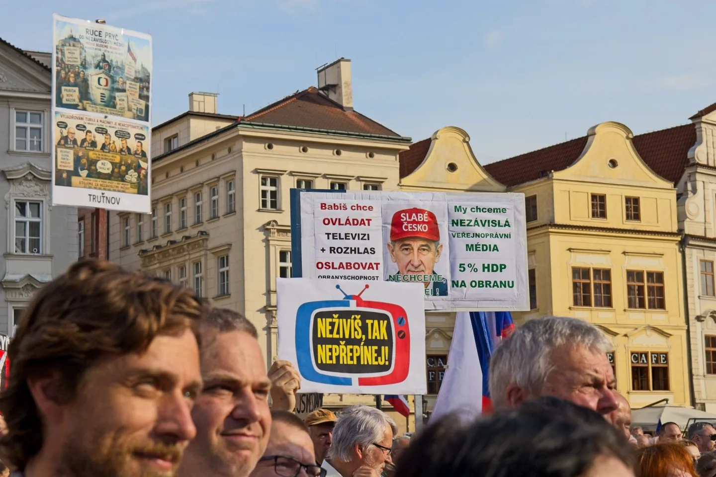 OBRAZEM: Český rozhlas nedáme. Na podporu médií vyšly do ulic Prahy tisíce lidí