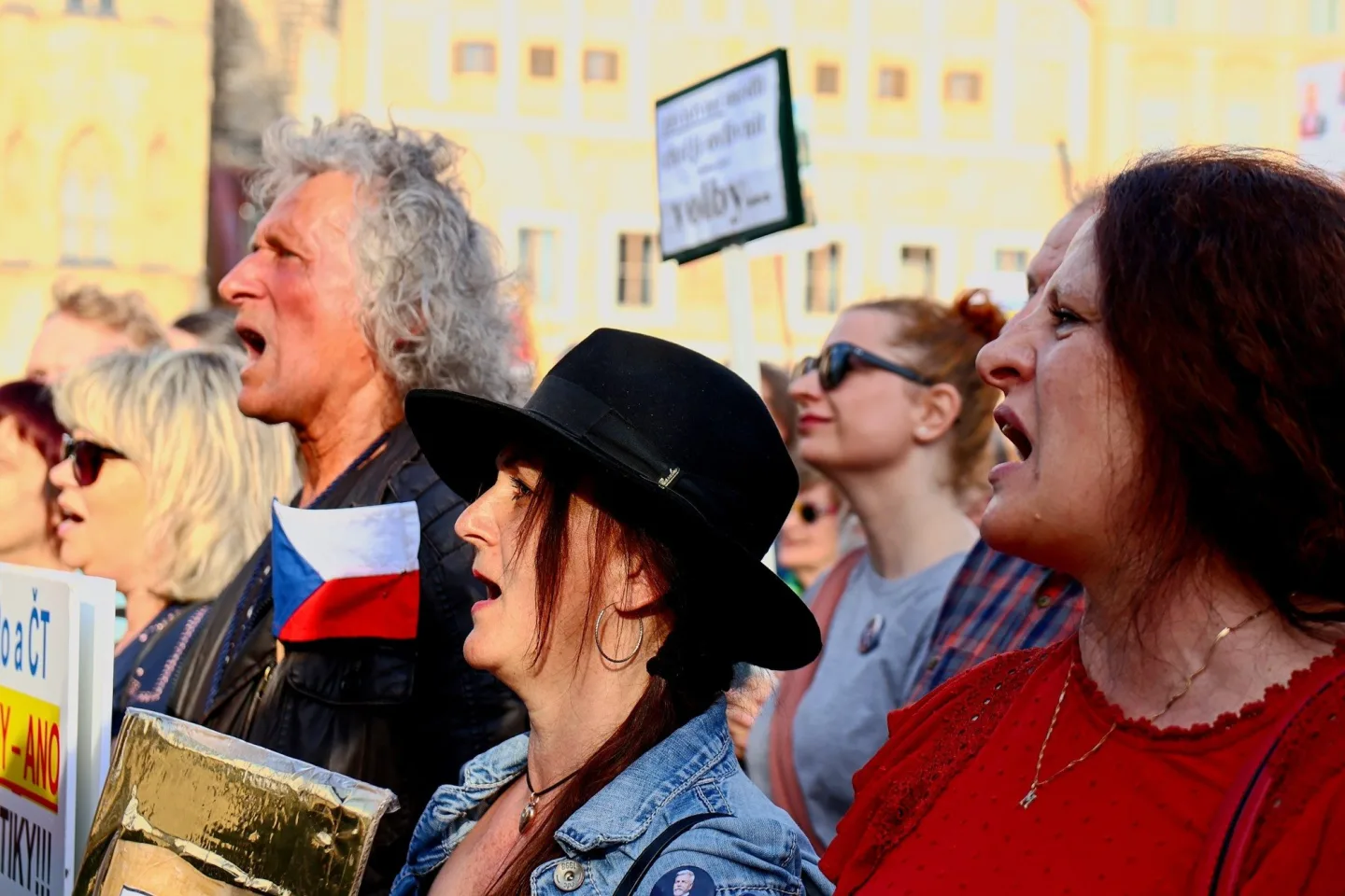 OBRAZEM: Český rozhlas nedáme. Na podporu médií vyšly do ulic Prahy tisíce lidí