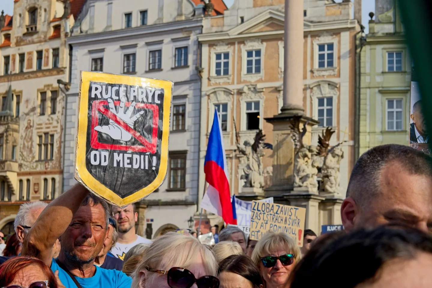 OBRAZEM: Český rozhlas nedáme. Na podporu médií vyšly do ulic Prahy tisíce lidí