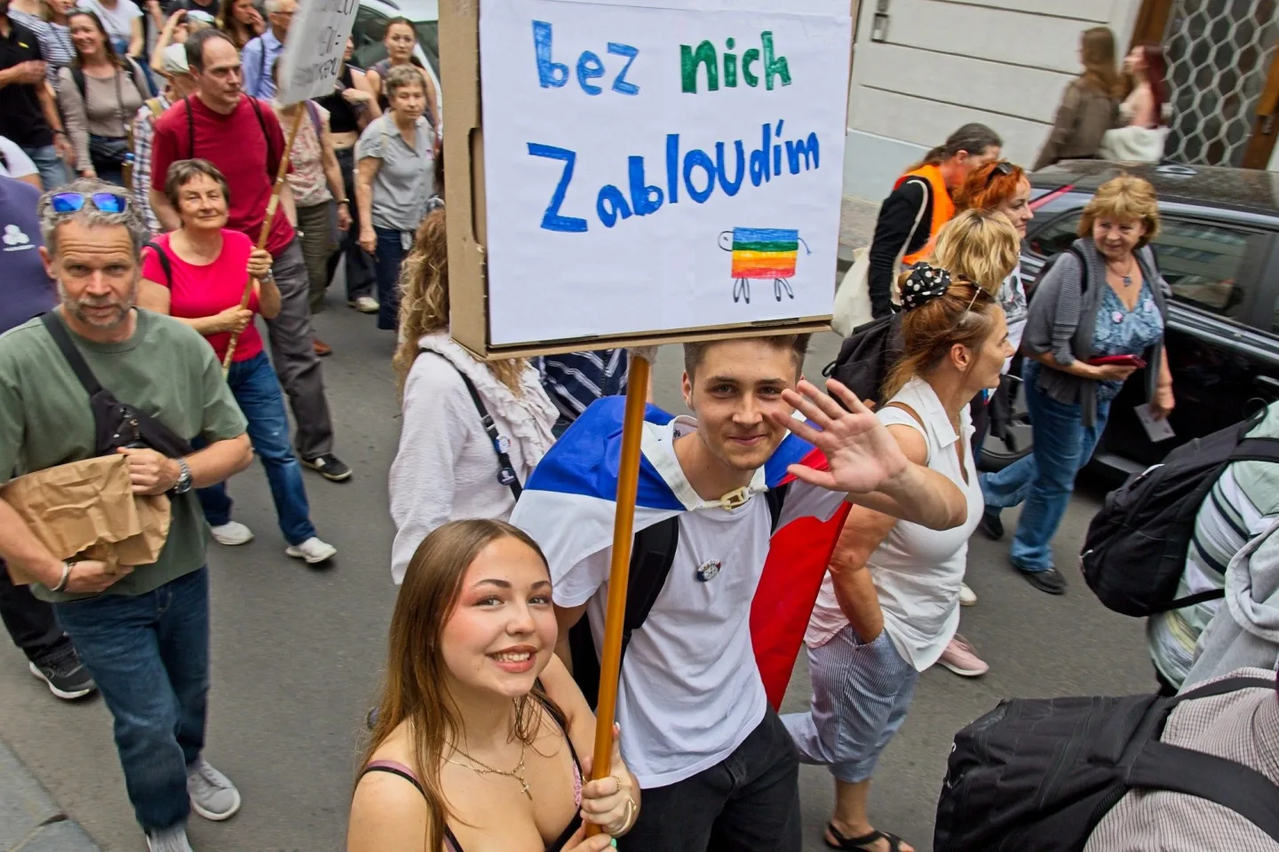 OBRAZEM: Český rozhlas nedáme. Na podporu médií vyšly do ulic Prahy tisíce lidí