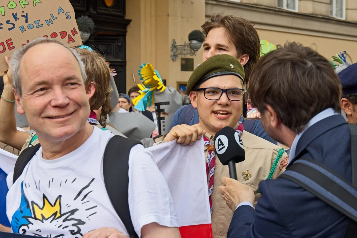 OBRAZEM: Český rozhlas nedáme. Na podporu médií vyšly do ulic Prahy tisíce lidí
