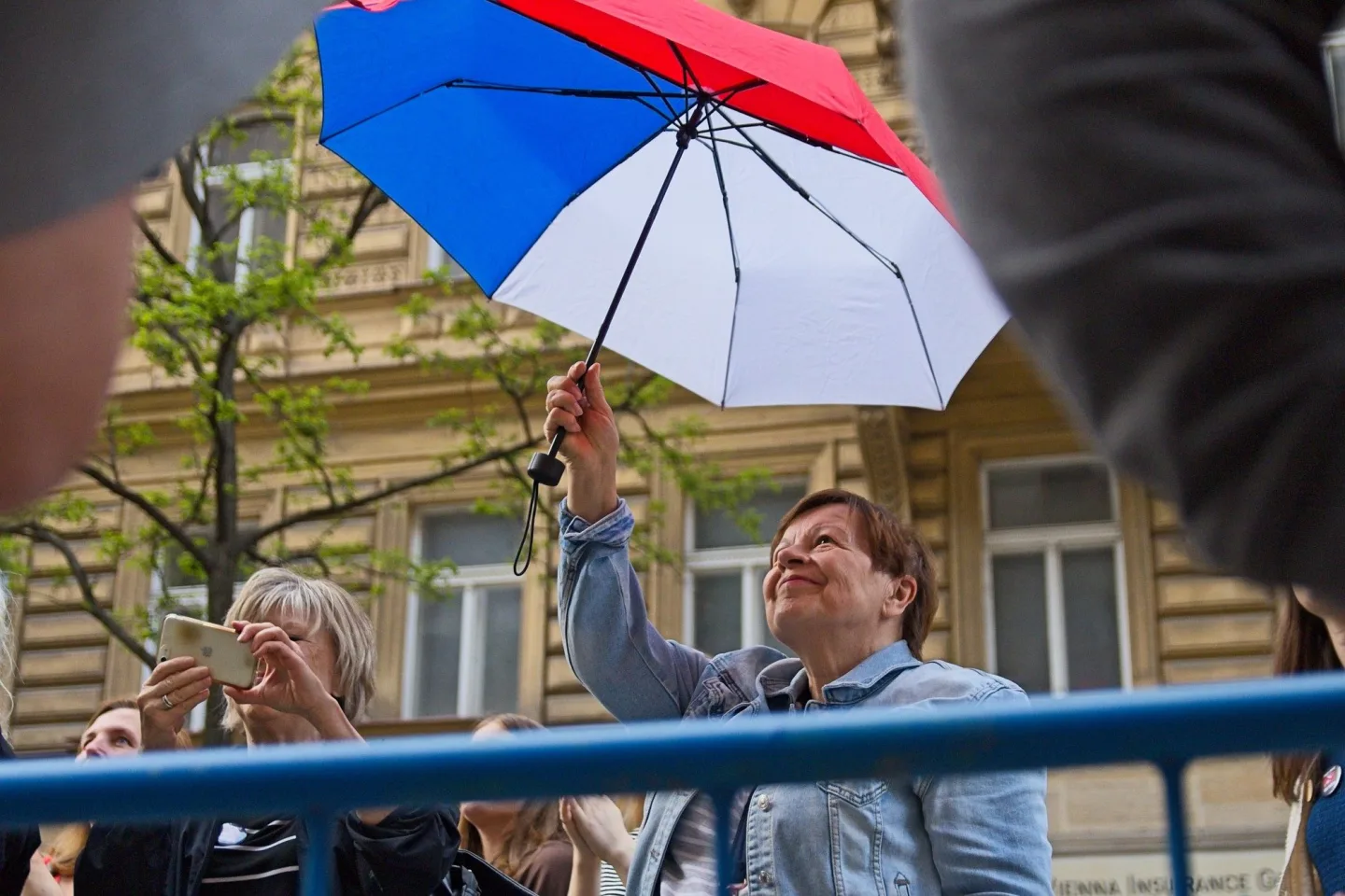 OBRAZEM: Český rozhlas nedáme. Na podporu médií vyšly do ulic Prahy tisíce lidí