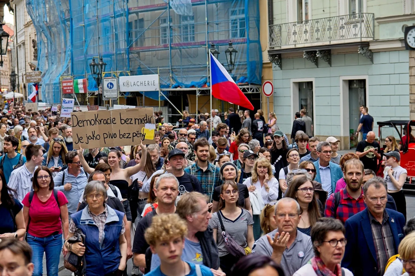 OBRAZEM: Český rozhlas nedáme. Na podporu médií vyšly do ulic Prahy tisíce lidí
