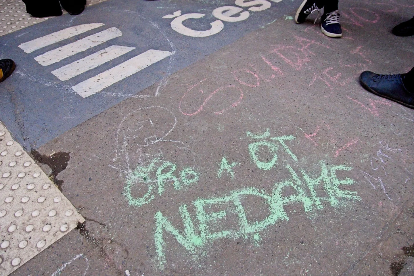 OBRAZEM: Český rozhlas nedáme. Na podporu médií vyšly do ulic Prahy tisíce lidí