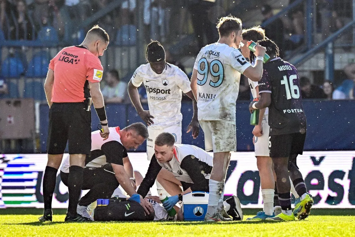 Slávistu Mosese řeší kvůli faulu na Hodouše disciplinárka, v derby ale hrát může