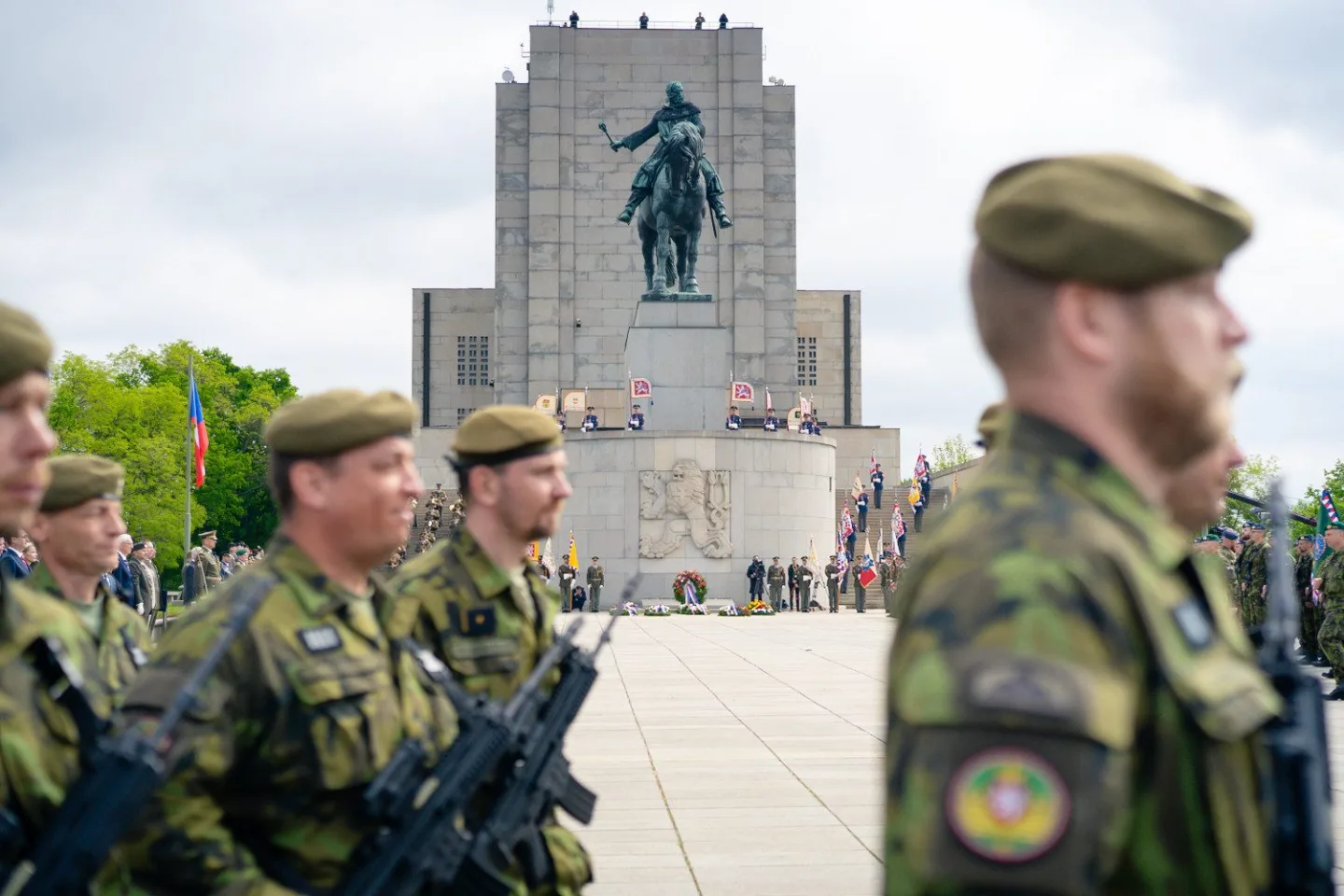 FOTO: Výročí konce války si Vítkově za burácení letounů připomněli politici i vojáci