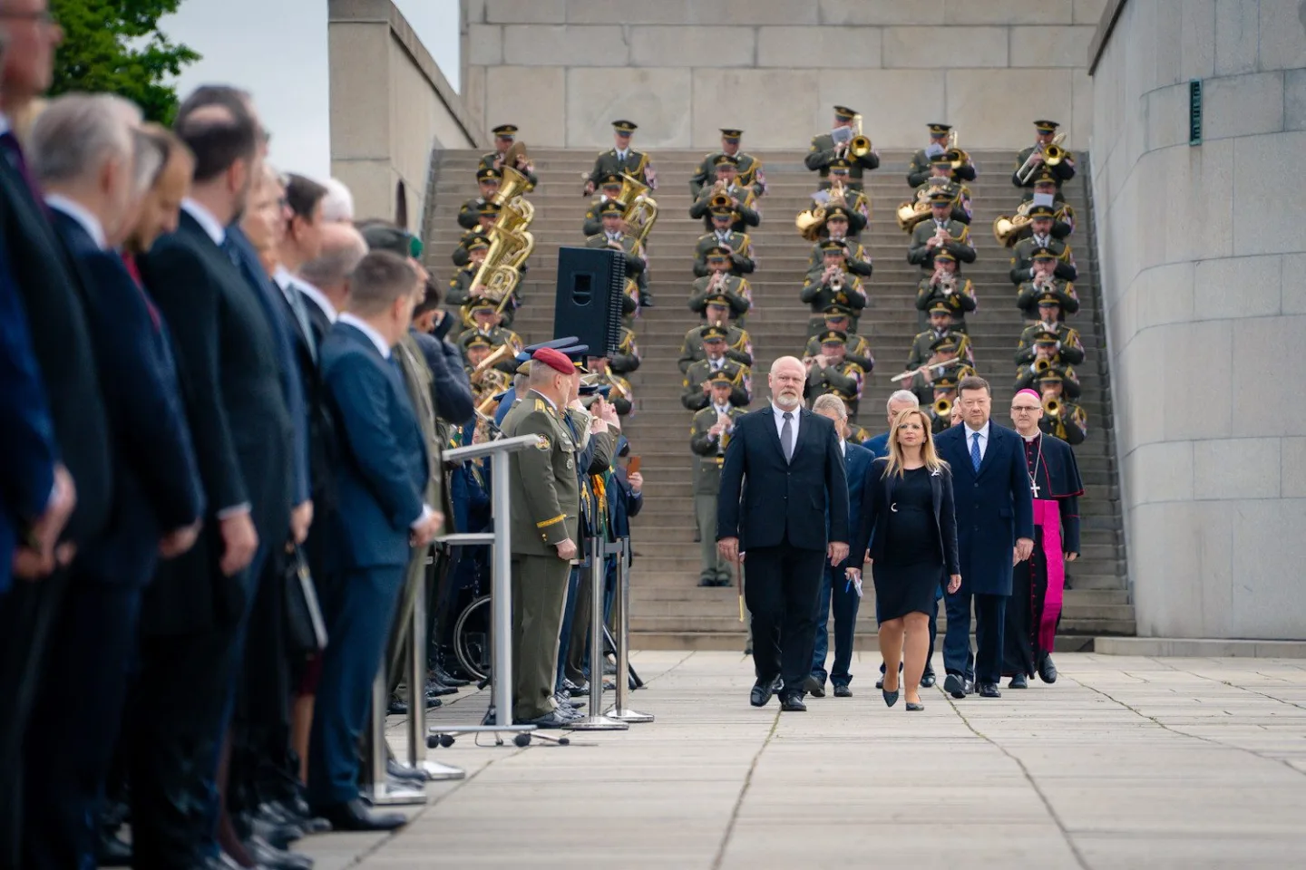 FOTO: Výročí konce války si Vítkově za burácení letounů připomněli politici i vojáci