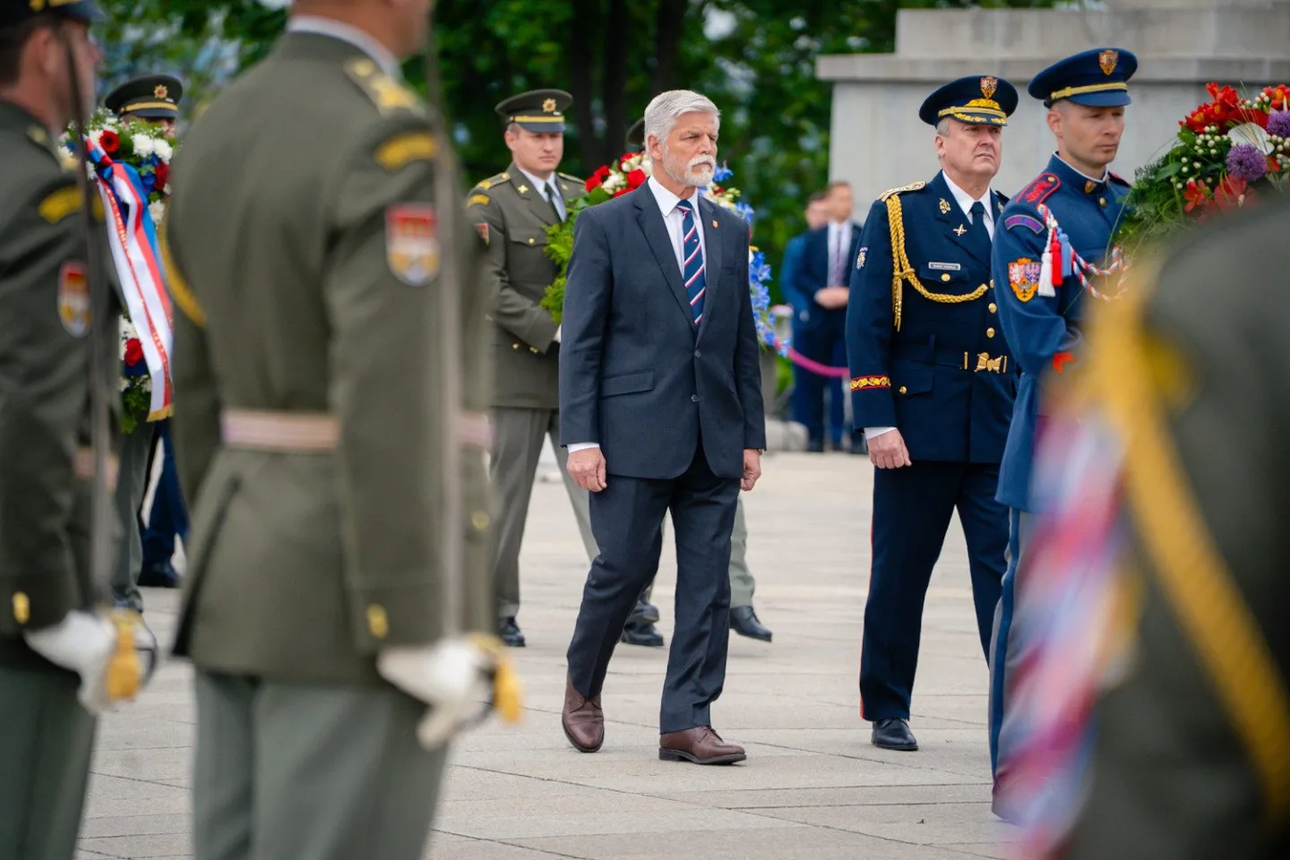 FOTO: Výročí konce války si Vítkově za burácení letounů připomněli politici i vojáci