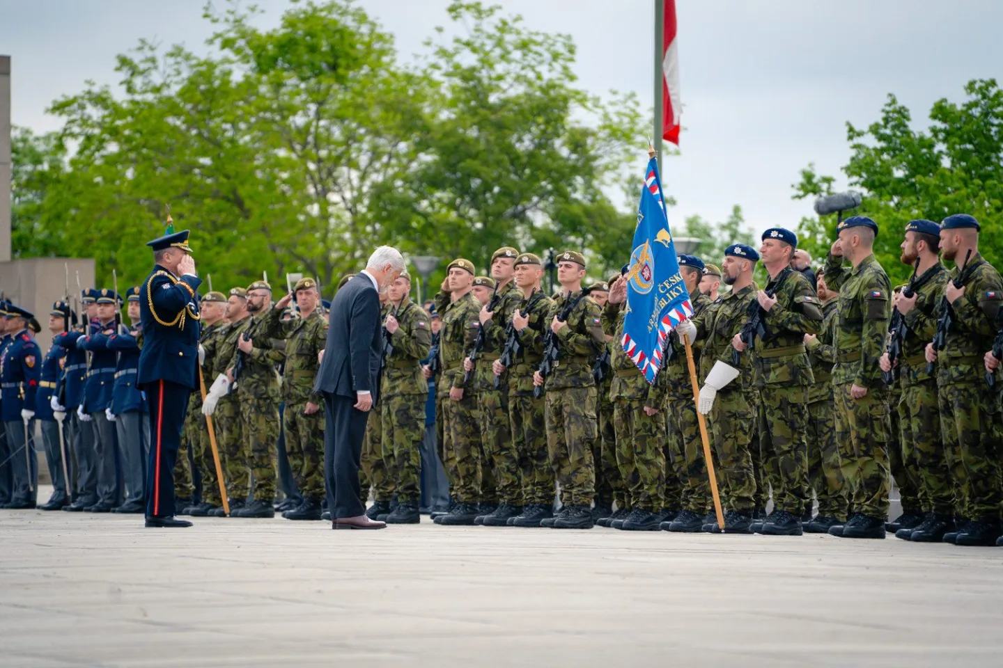 FOTO: Výročí konce války si Vítkově za burácení letounů připomněli politici i vojáci
