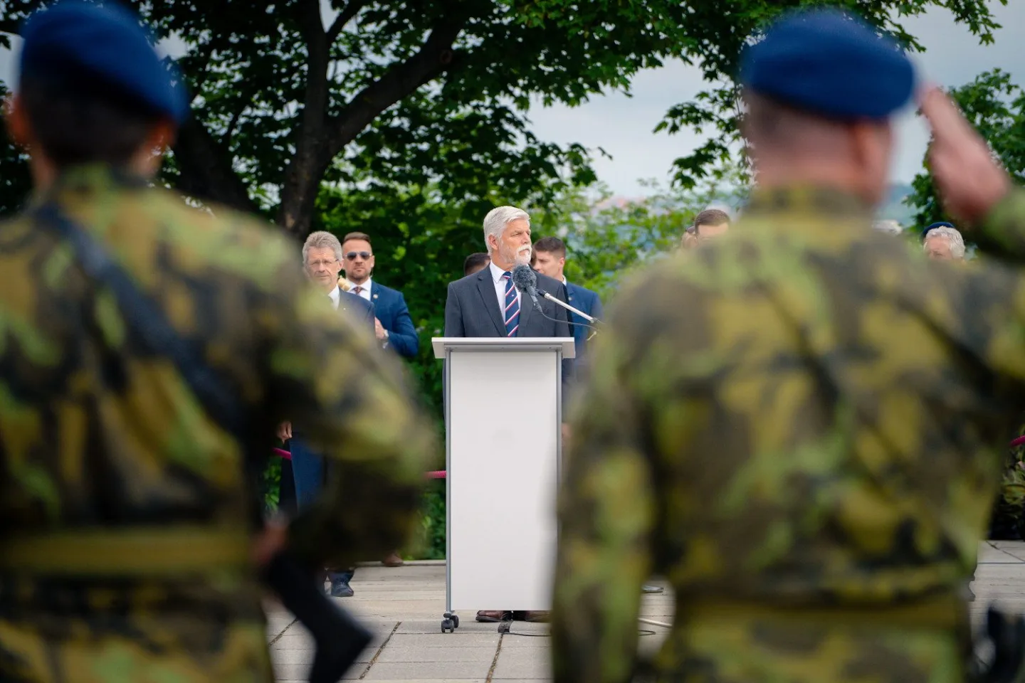 FOTO: Výročí konce války si Vítkově za burácení letounů připomněli politici i vojáci