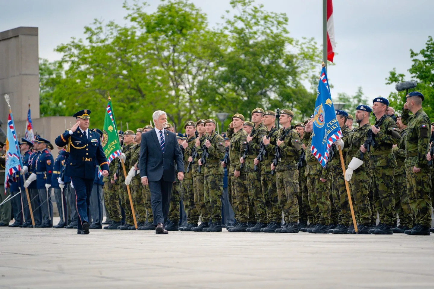 FOTO: Výročí konce války si Vítkově za burácení letounů připomněli politici i vojáci