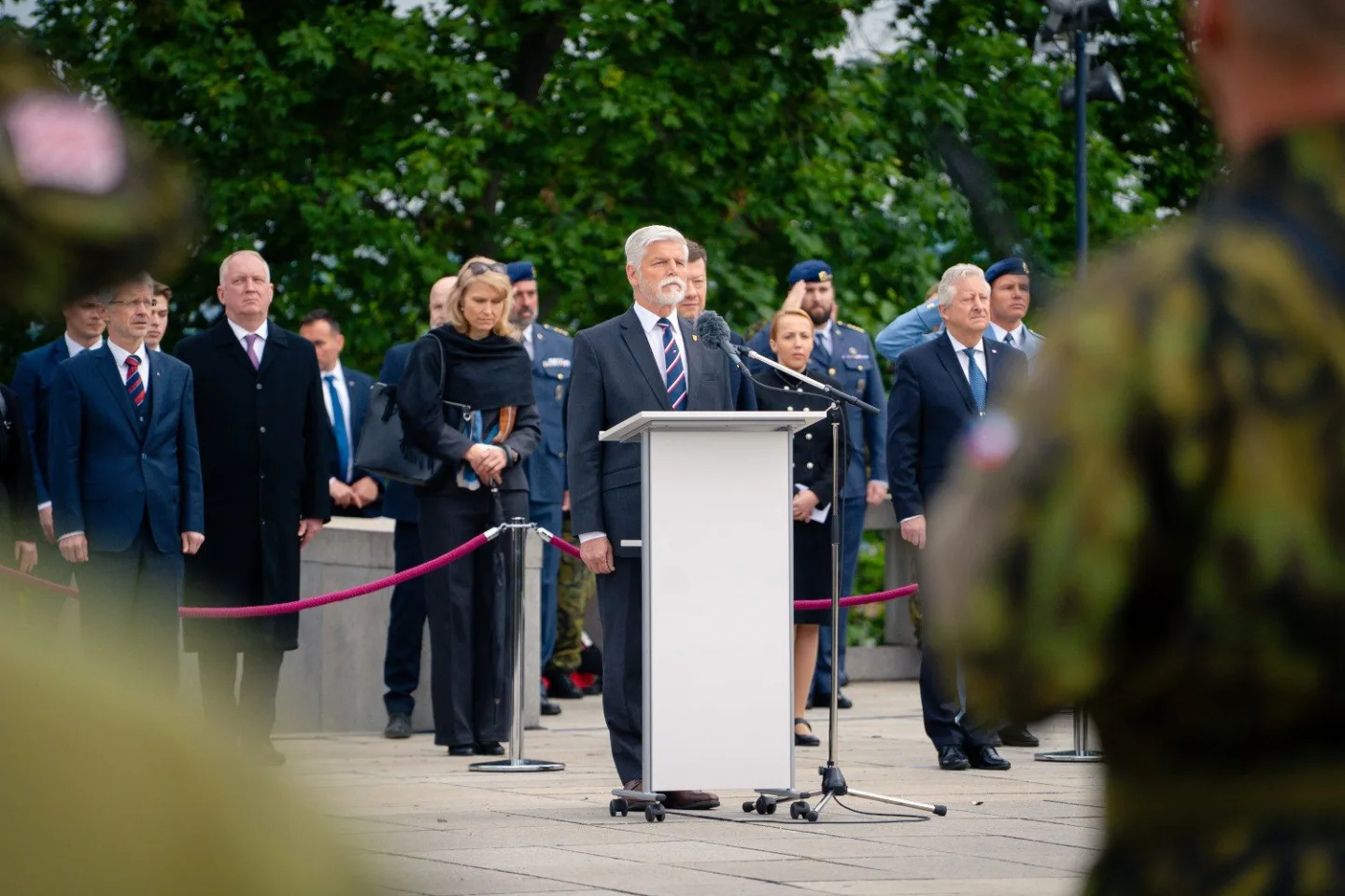 FOTO: Výročí konce války si Vítkově za burácení letounů připomněli politici i vojáci