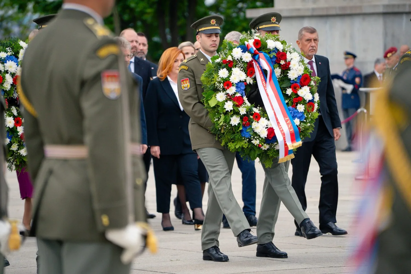 FOTO: Výročí konce války si Vítkově za burácení letounů připomněli politici i vojáci