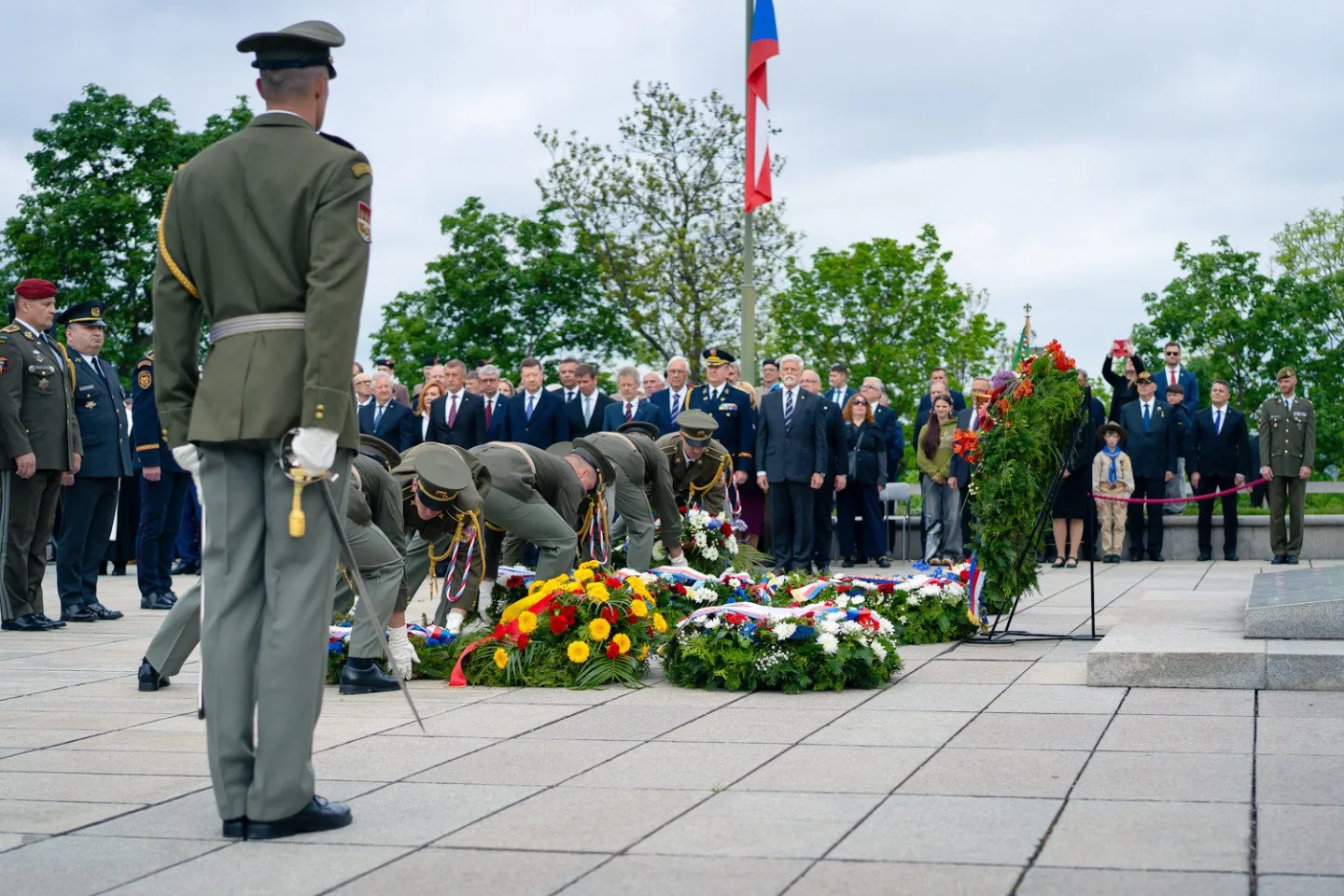FOTO: Výročí konce války si Vítkově za burácení letounů připomněli politici i vojáci