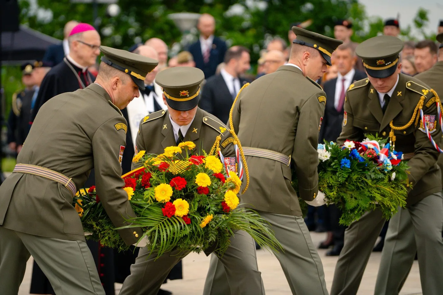 FOTO: Výročí konce války si Vítkově za burácení letounů připomněli politici i vojáci