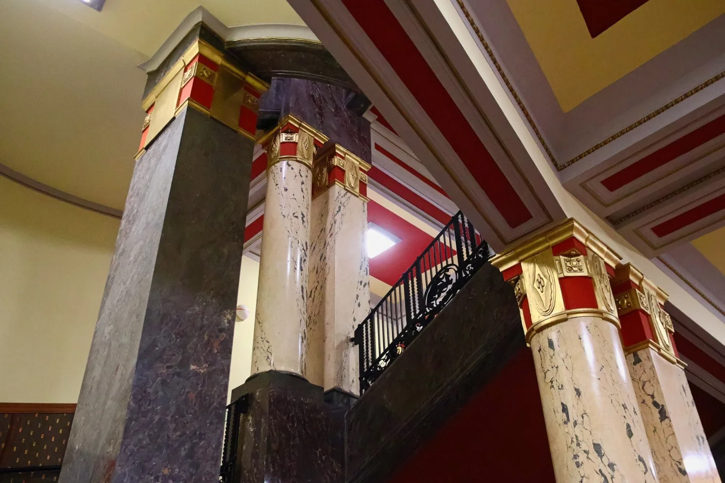 FOTO: Pražskou novou radnici postavili před 115 lety. Podívejte se, jak vypadá uvnitř