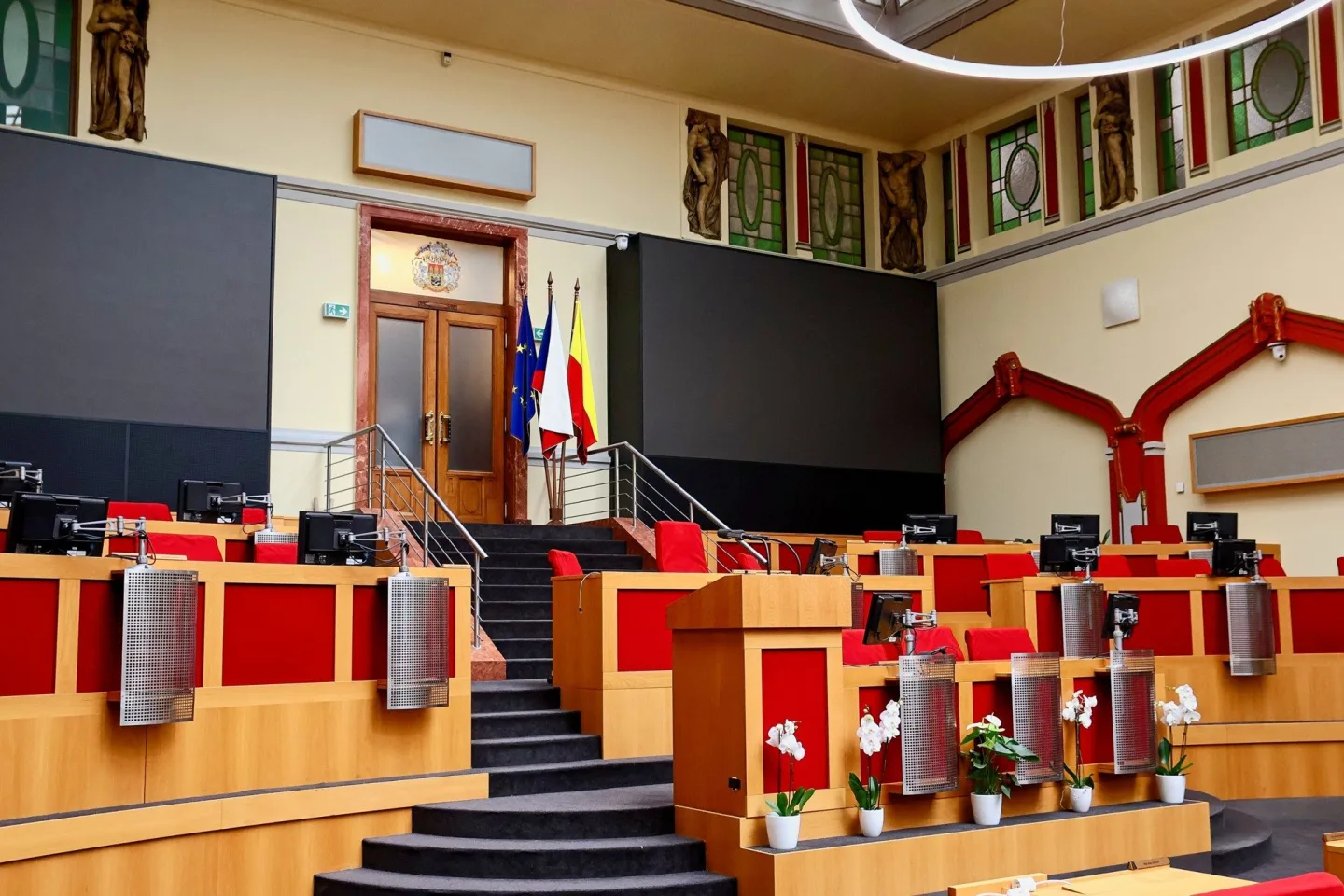 FOTO: Pražskou novou radnici postavili před 115 lety. Podívejte se, jak vypadá uvnitř
