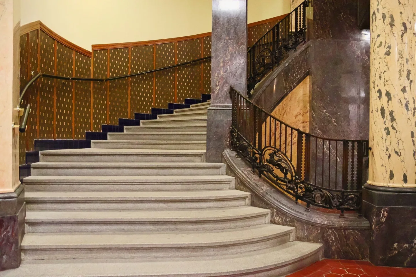 FOTO: Pražskou novou radnici postavili před 115 lety. Podívejte se, jak vypadá uvnitř