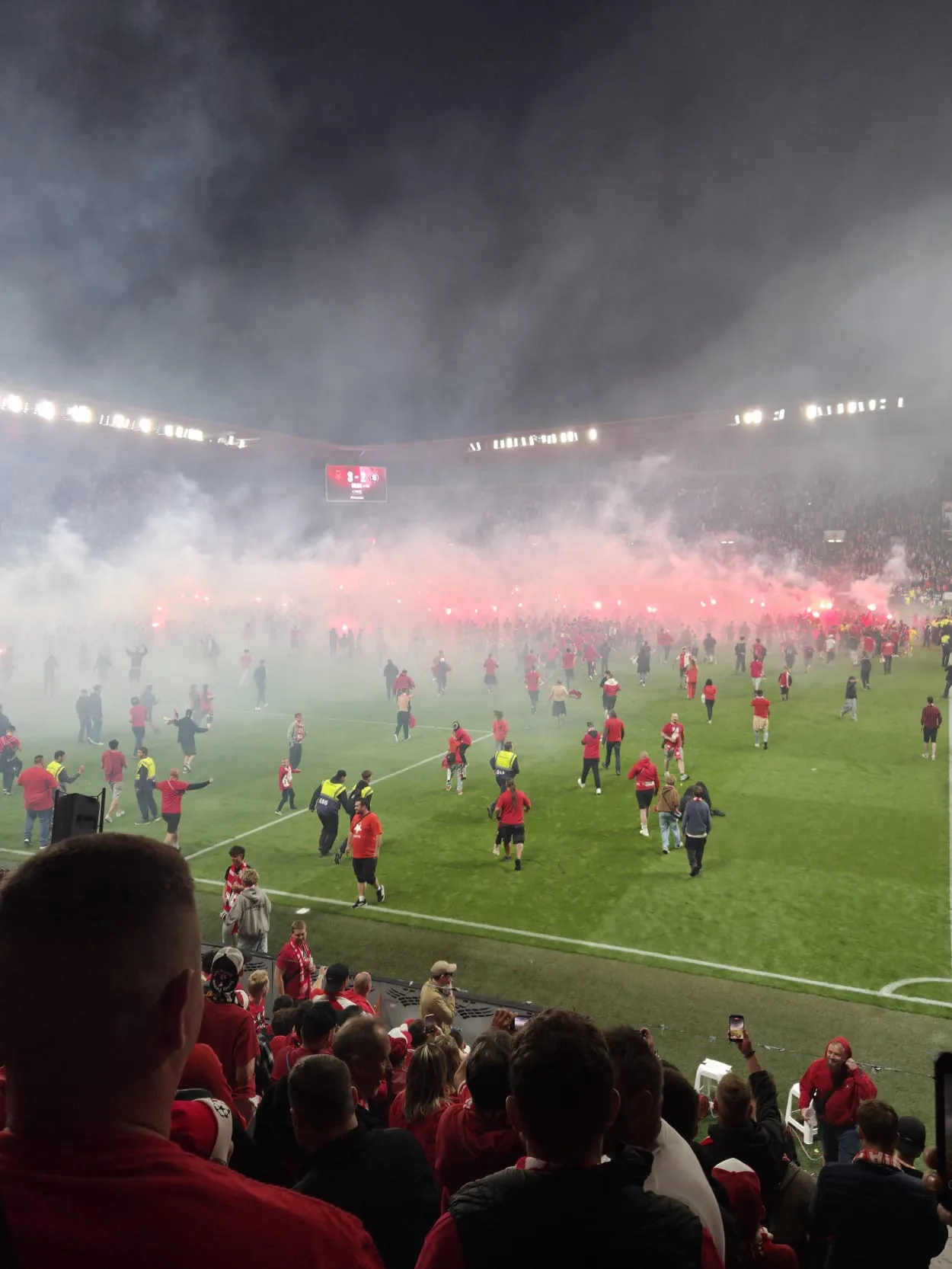 Fanoušci vběhnutím na hřiště přerušili derby a napadli hráče. Zápas se nedohrál