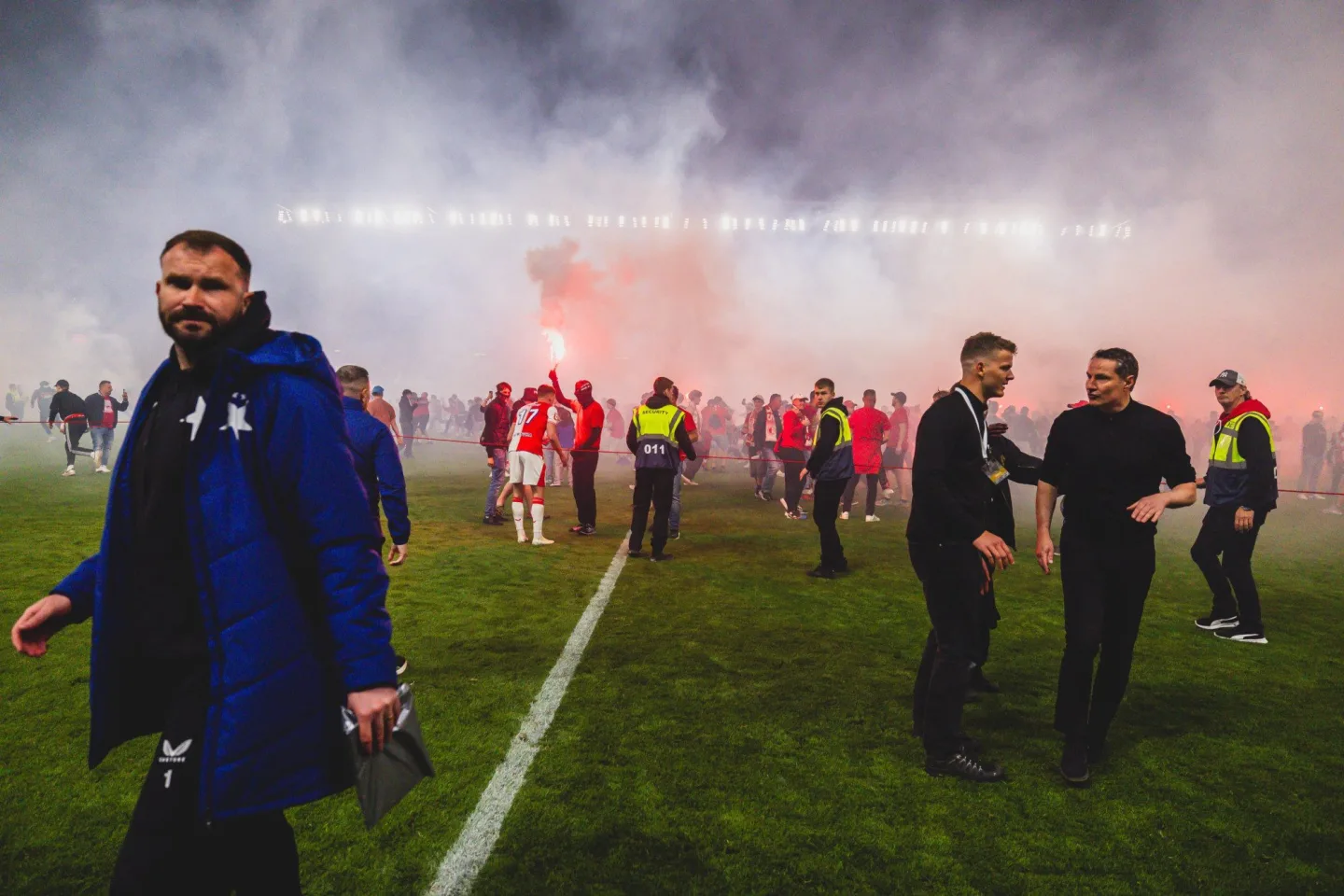 Derby se kvůli invazi fanoušků na hřiště nedohrálo.
