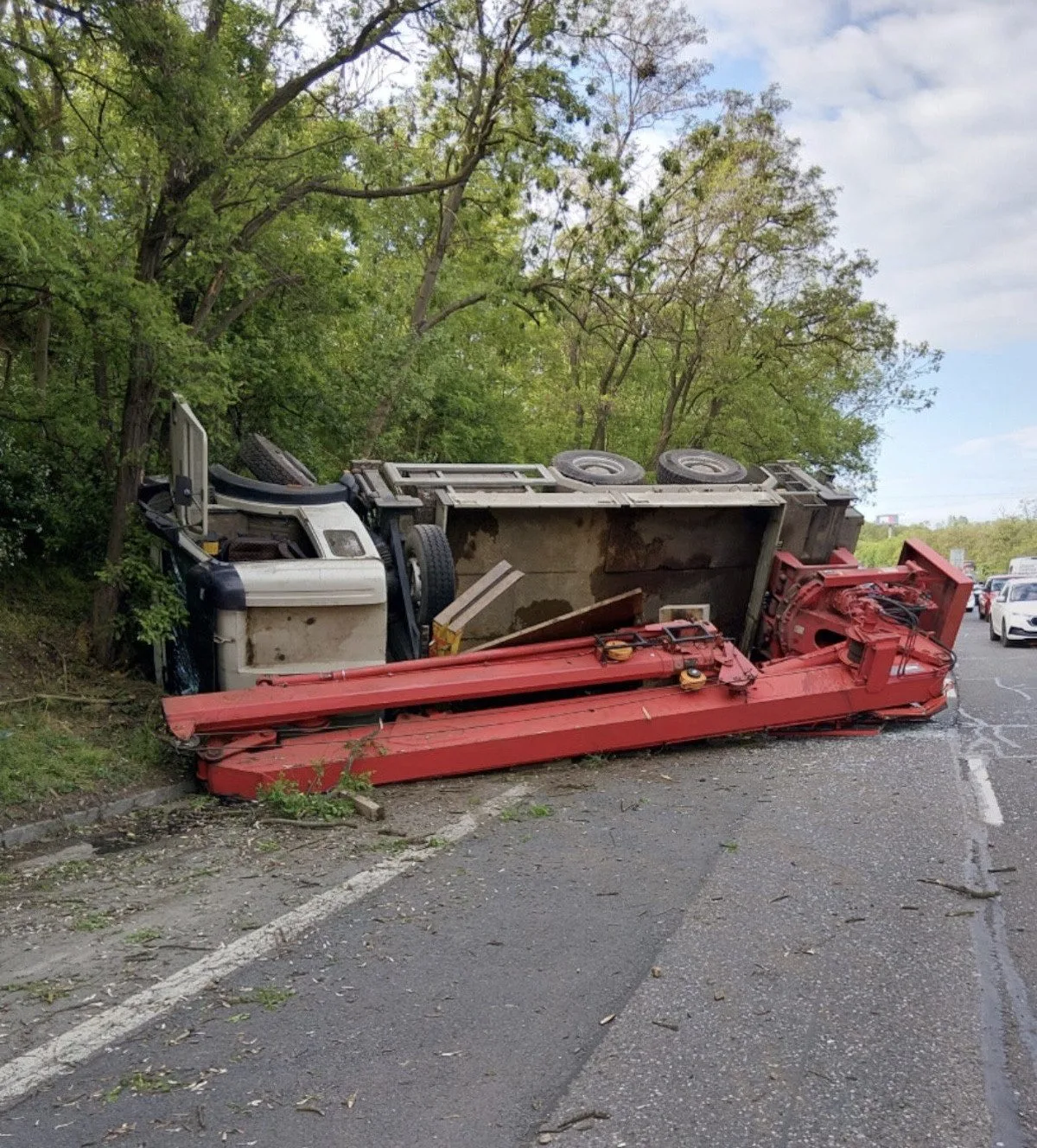 Nákladní auto se při nehodě převrátilo.