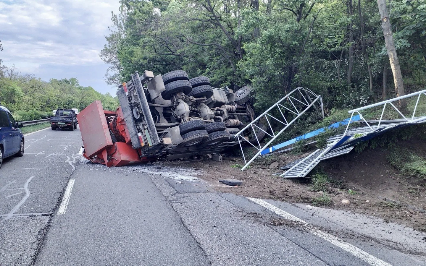 Na Strakonické se převrátil náklaďák, vyprošťovací práce blokovaly cestu do Prahy